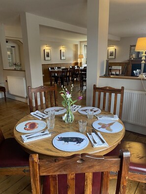 ランチ、ディナーに営業