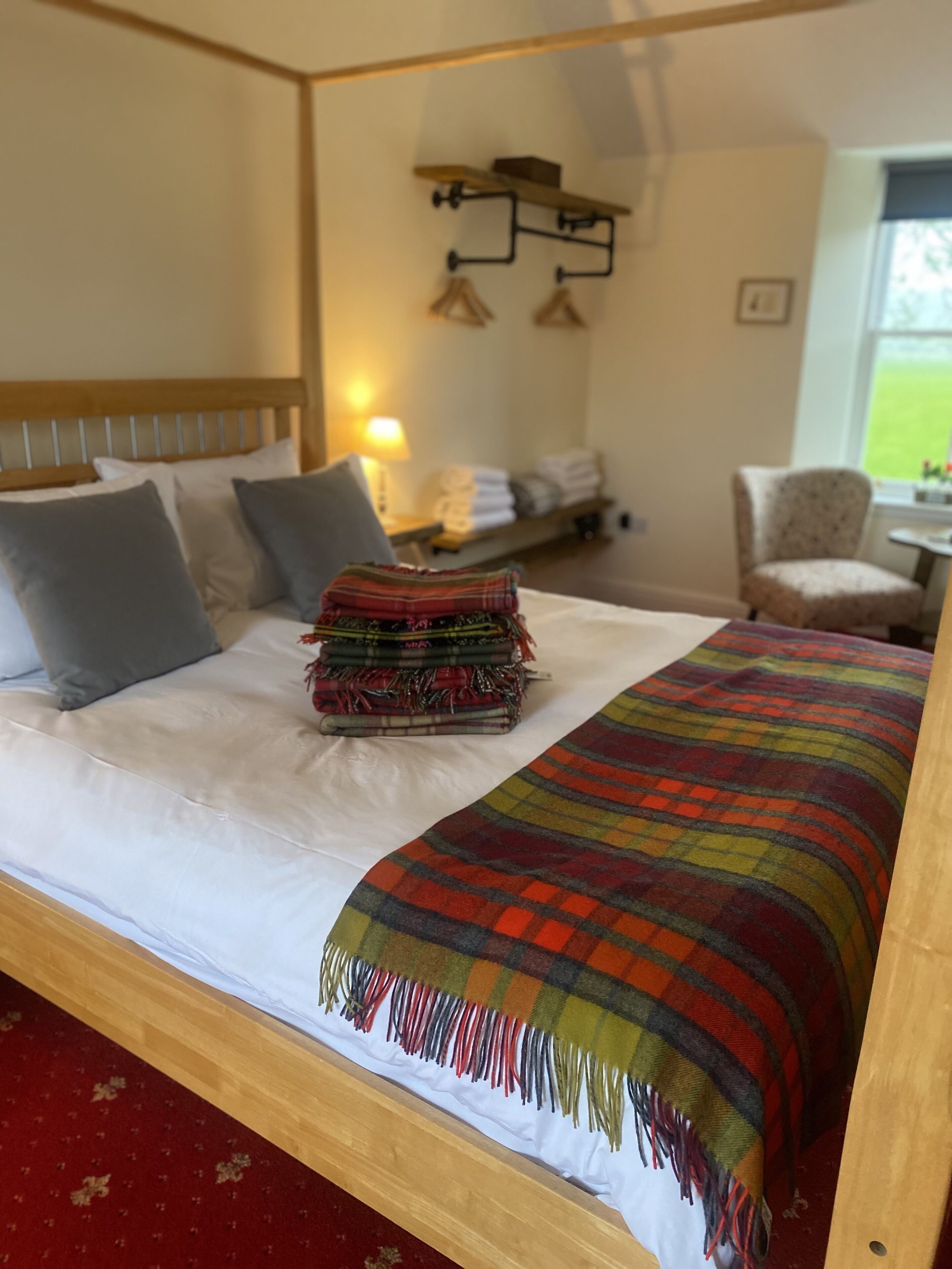 高档床上用品、办公桌、笔记本电脑工作区、遮光窗帘