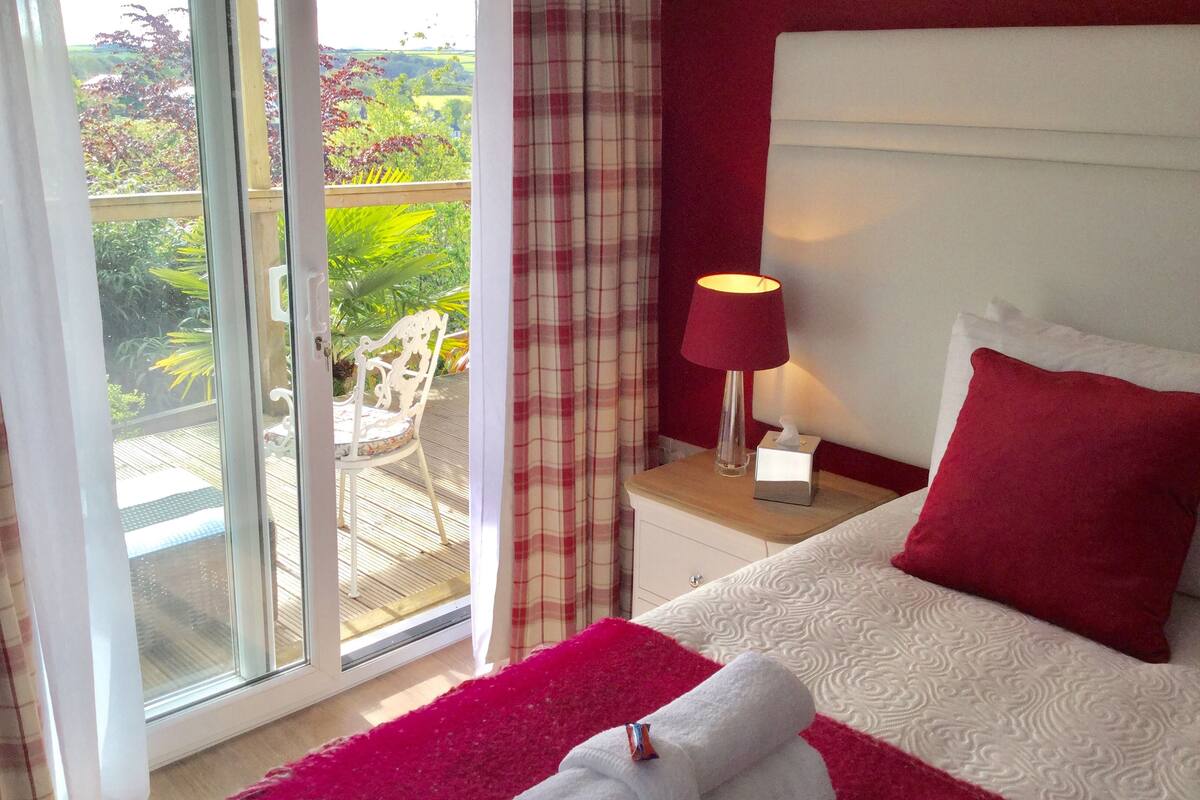 Habitación con 1 cama matrimonial o 2 individuales, balcón (with sofa bed)