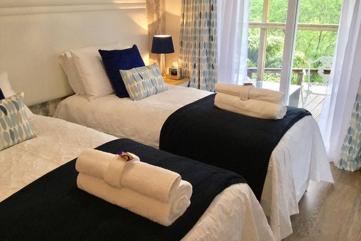 Habitación con 1 cama matrimonial o 2 individuales, balcón