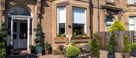 Mặt tiền nơi lưu trú