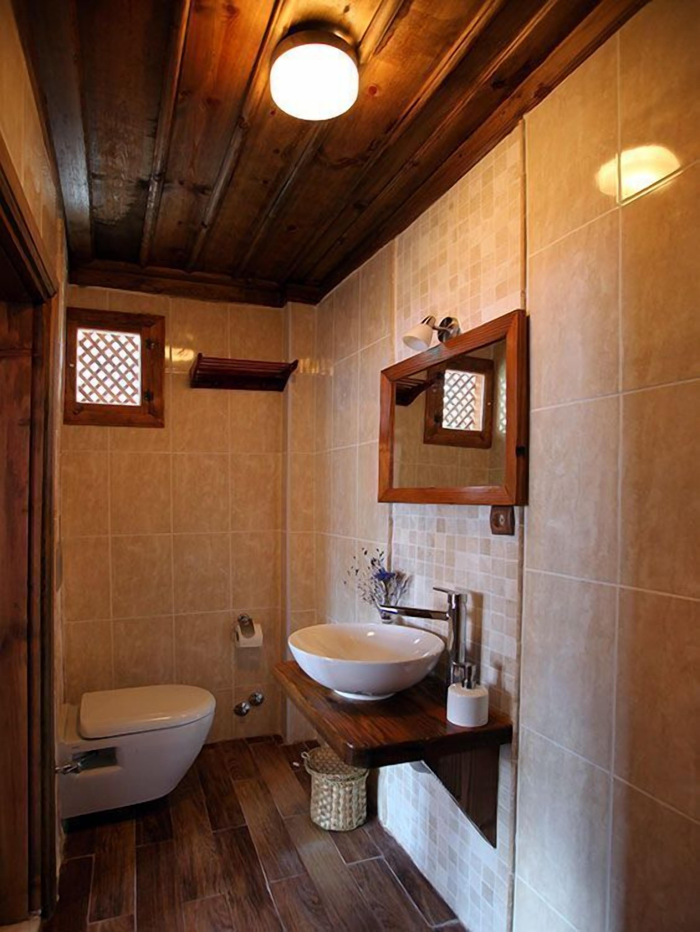 shower, free toiletries, hair dryer, slippers