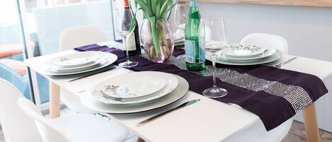 تناول الطعام داخل الغرفة