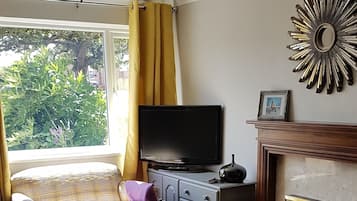 40–tuumainen taulutelevisio, jossa digitaalikanavat