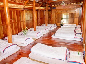 Dormitorio compartido tradicional, varias camas, vistas al jardín (Stilt House) | 1 dormitorio, ropa de cama de alta calidad, edredones de plumas