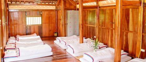 Asrama Umum Tradisional, Futon Jepang, Bebas Asap Rokok, pemandangan kebun (Stilt House) | Meja kerja dan Wi-Fi gratis