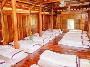 トラディショナル 共同ドミトリー ベッド (複数台) ガーデンビュー (Stilt House) | 1 室のベッドルーム、高級寝具、羽毛の掛け布団、低反発ベッド