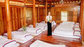 Dormitorio compartido tradicional, varias camas, vistas al jardín (Stilt House) | 1 dormitorio, ropa de cama de alta calidad, edredones de plumas