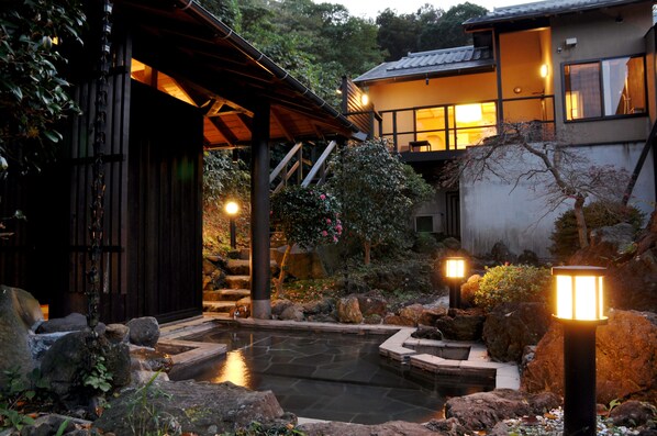 Chambre Tradition (With Private Open-air Onsen, Garden) | Salle de bain | Baignoire et douche séparées, baignoire d'eau douce