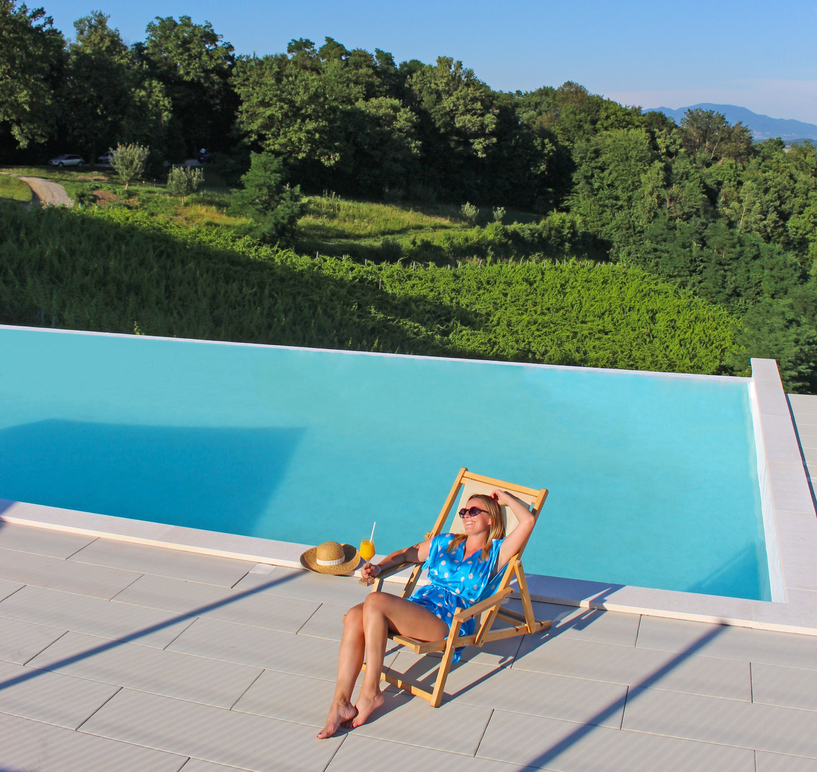 Una piscina al aire libre de temporada, sombrillas