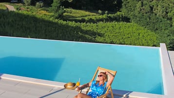 Kolam renang outdoor musiman, dengan payung kolam renang