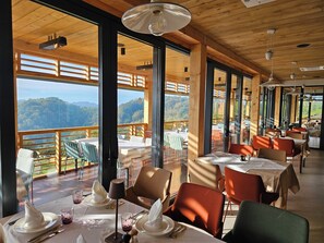 Aperto a colazione, pranzo e cena, cucina locale