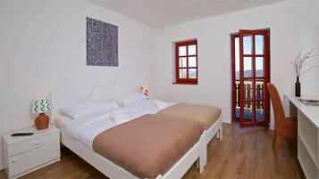 Bureau, espace de travail pour ordinateur portable