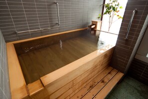 尊榮客房 | 浴室 | 免費盥洗用品、吹風機、拖鞋、坐浴桶