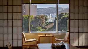 Phòng truyền thống (Tatami Room) | Bộ đồ giường cao cấp, chăn bông, minibar, két bảo mật tại phòng
