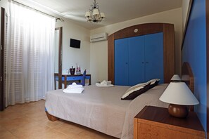 Double Room | Desk