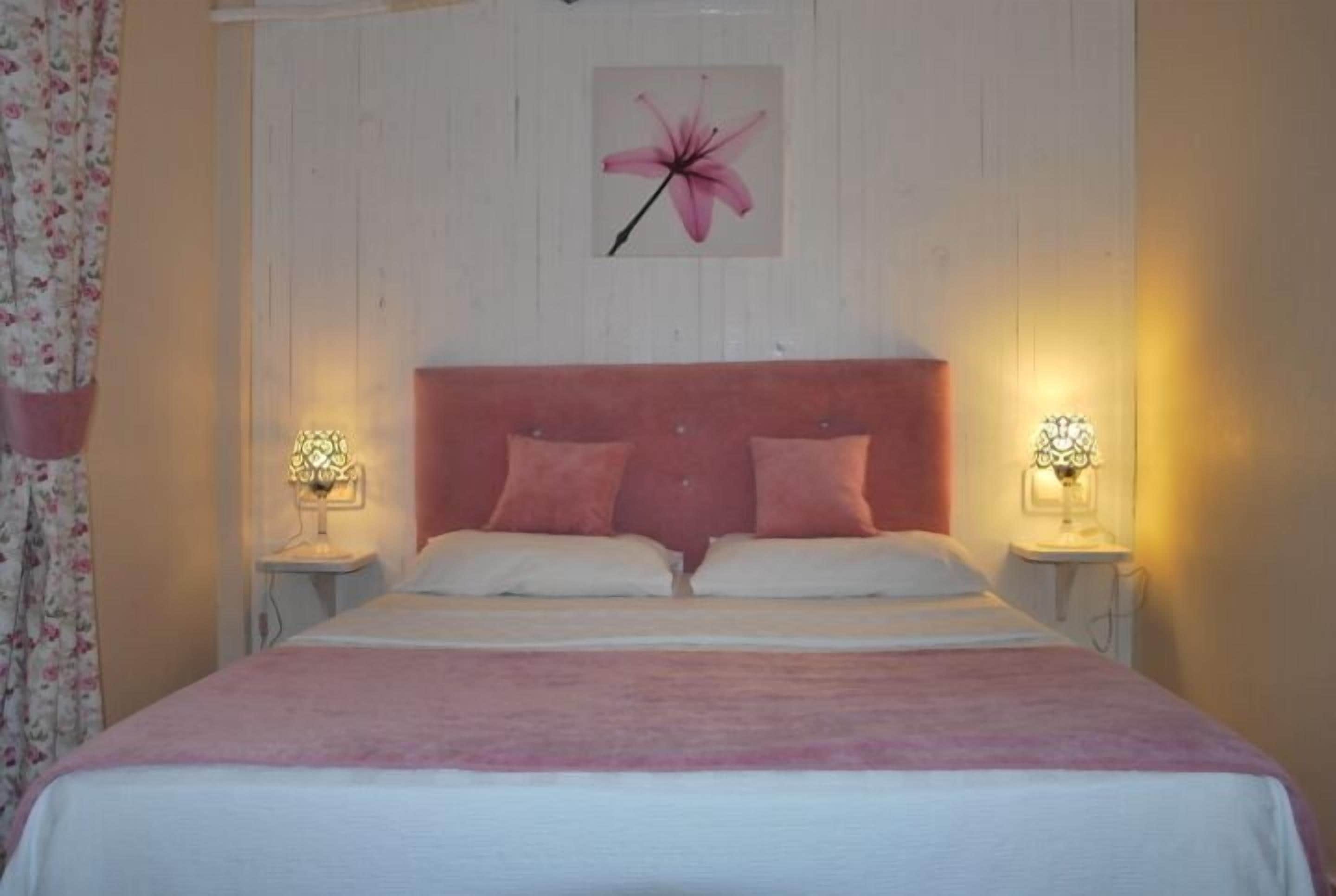 double room | desk, soundproofing, free cots/infant beds, free wifi