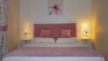 Double Room | Desk, soundproofing, free cribs/infant beds, free WiFi