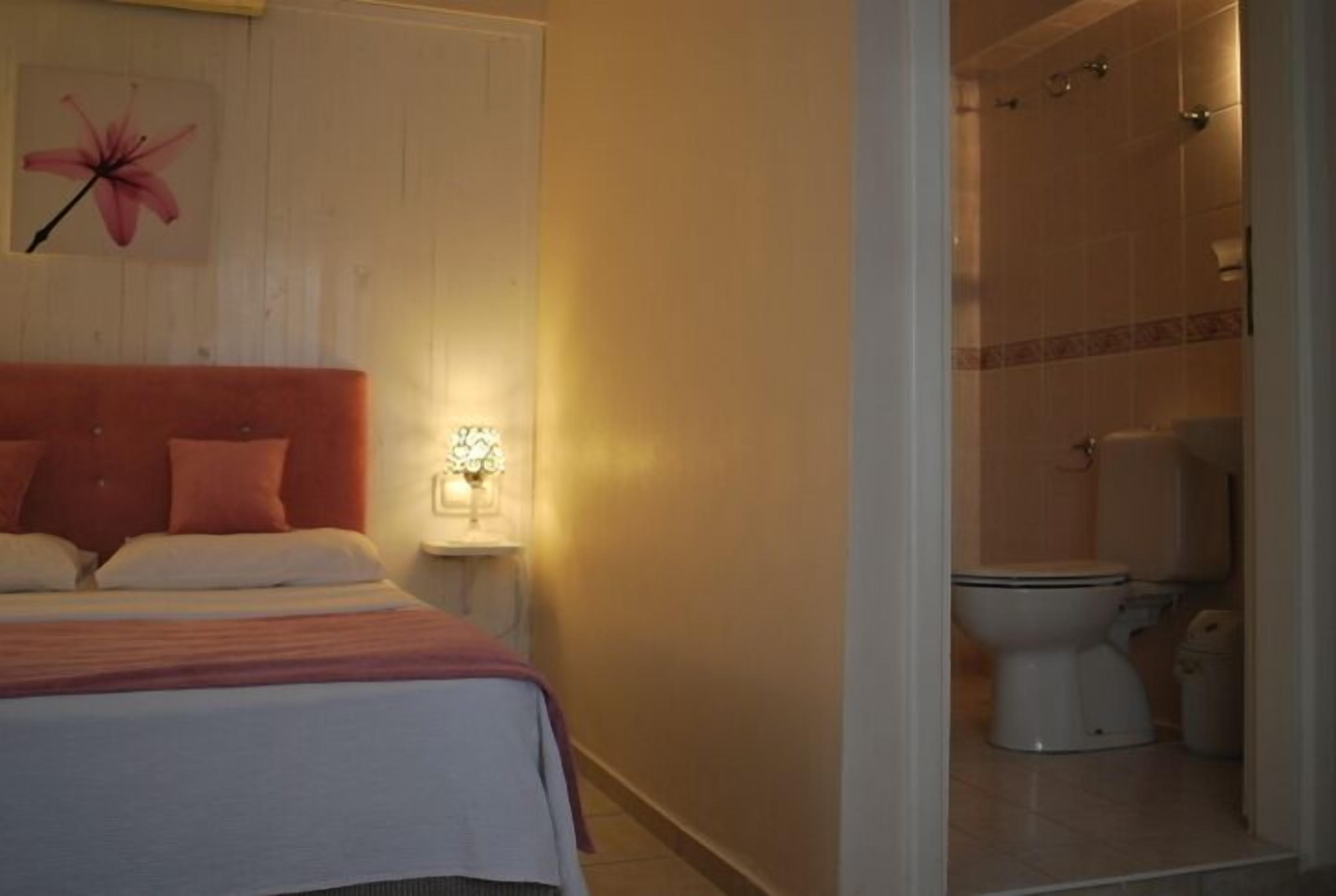 double room | desk, soundproofing, free cots/infant beds, free wifi