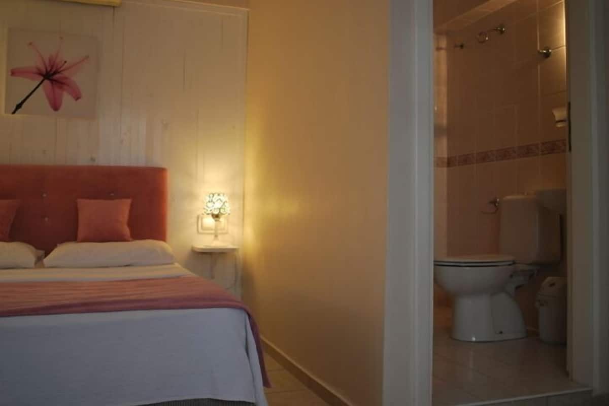 double room | desk, soundproofing, free cots/infant beds, free wifi