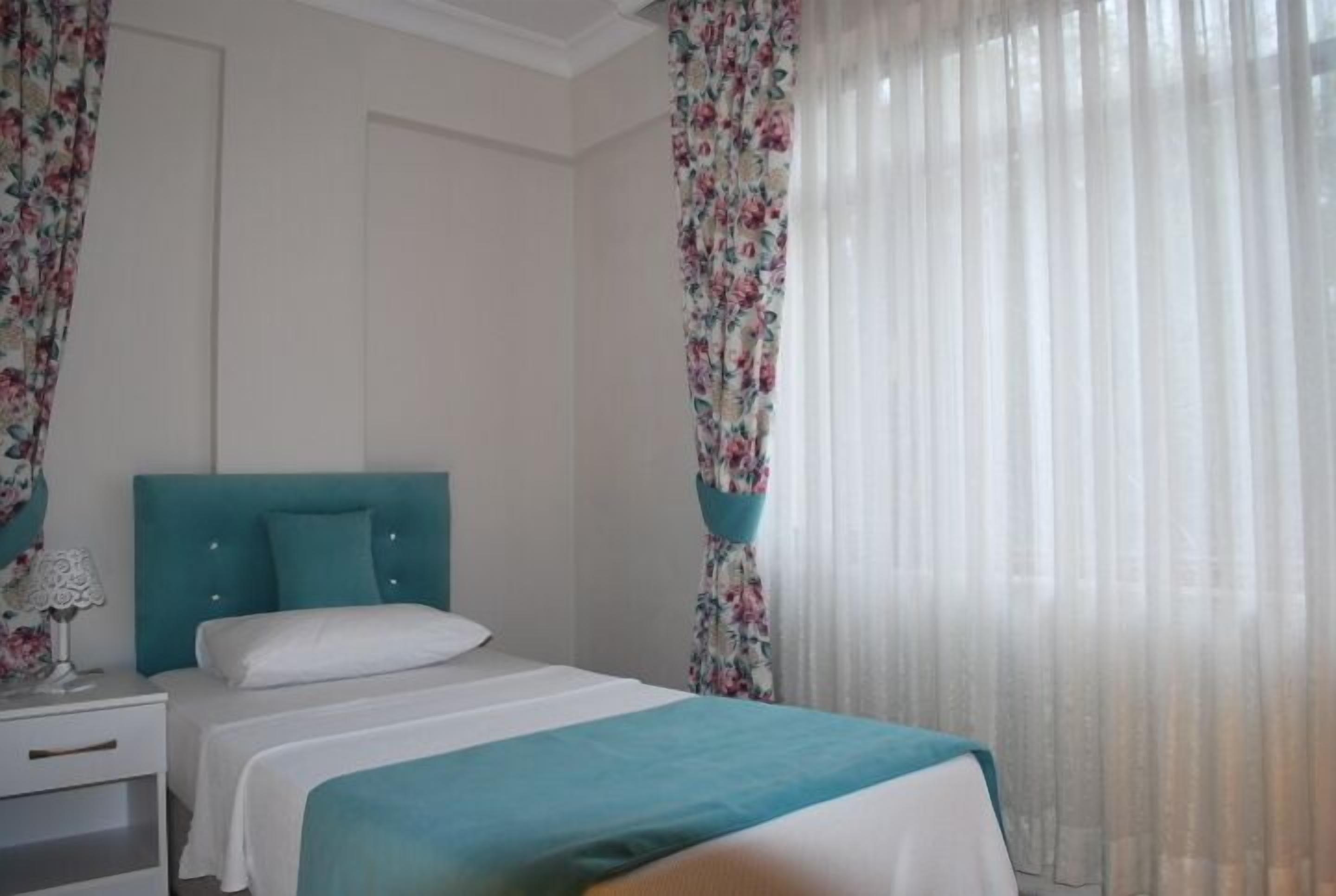 triple room | desk, soundproofing, free cots/infant beds, free wifi