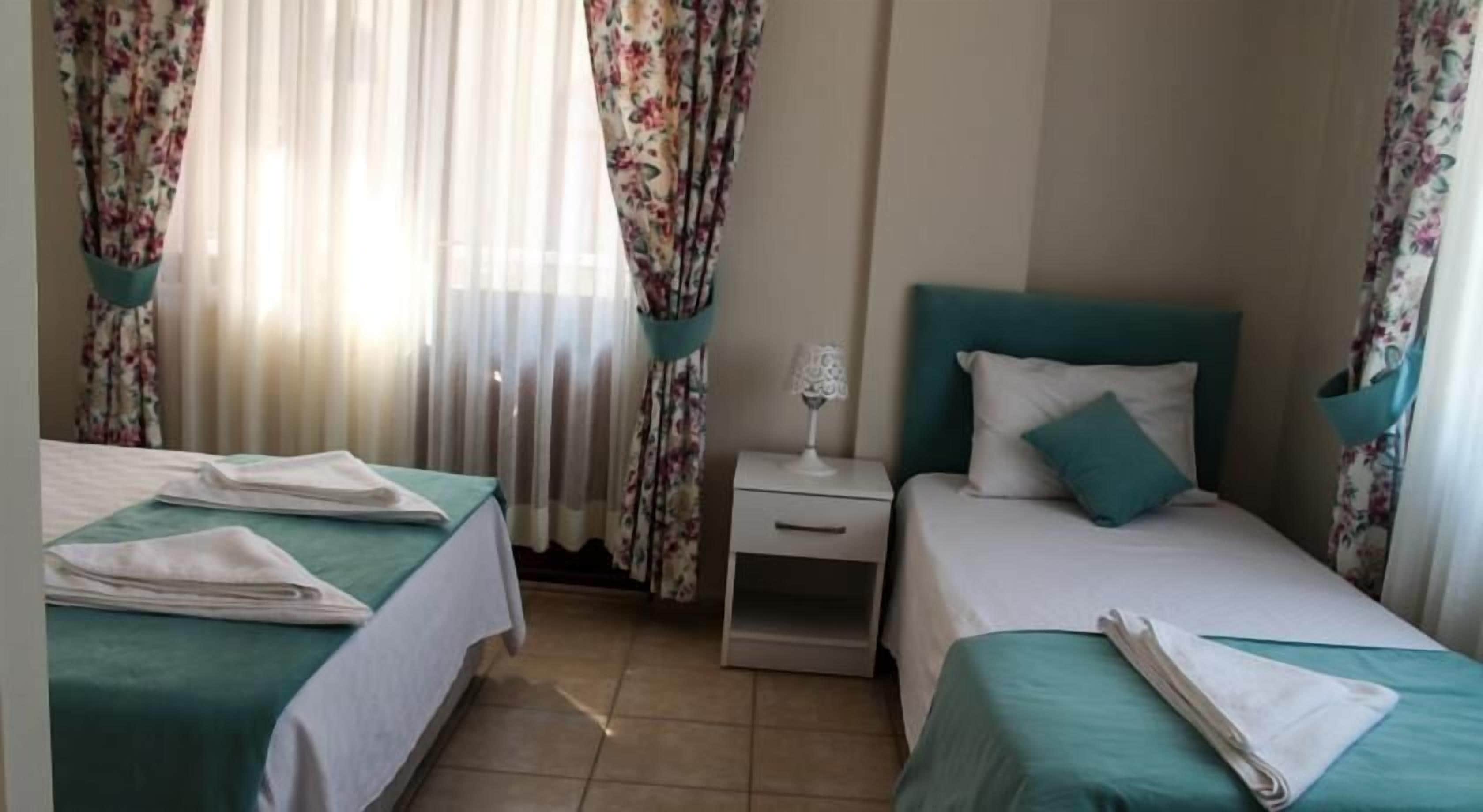 triple room | desk, soundproofing, free cots/infant beds, free wifi