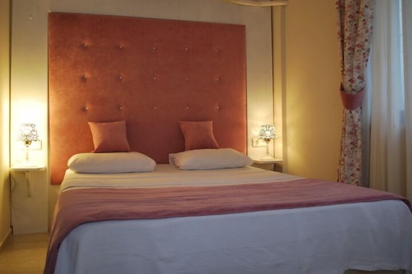 Szoba kétszemélyes ággyal | Íróasztal, hangszigetelés és gyerekágy/csecsemőágy (ingyenes)