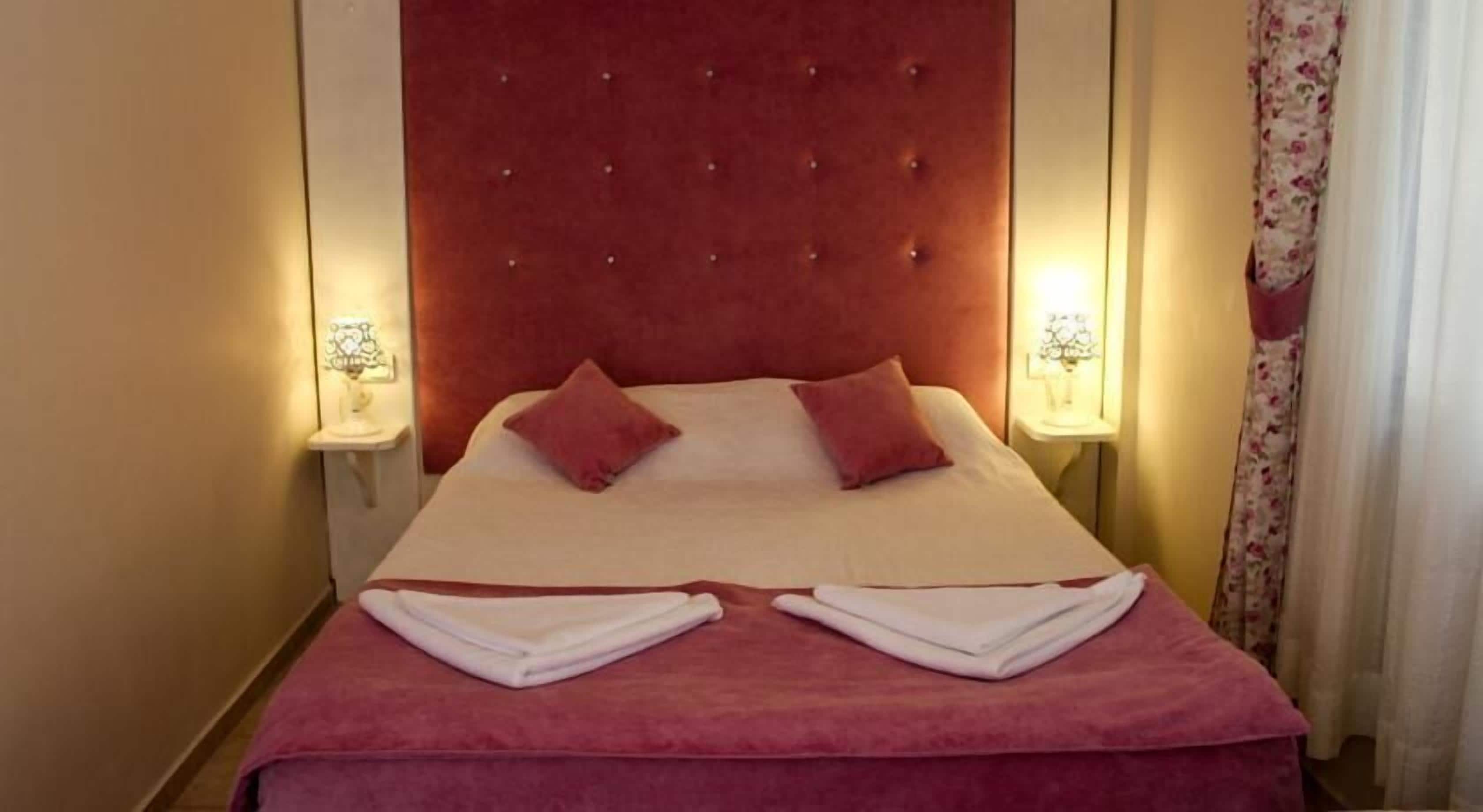 double room | desk, soundproofing, free cots/infant beds, free wifi