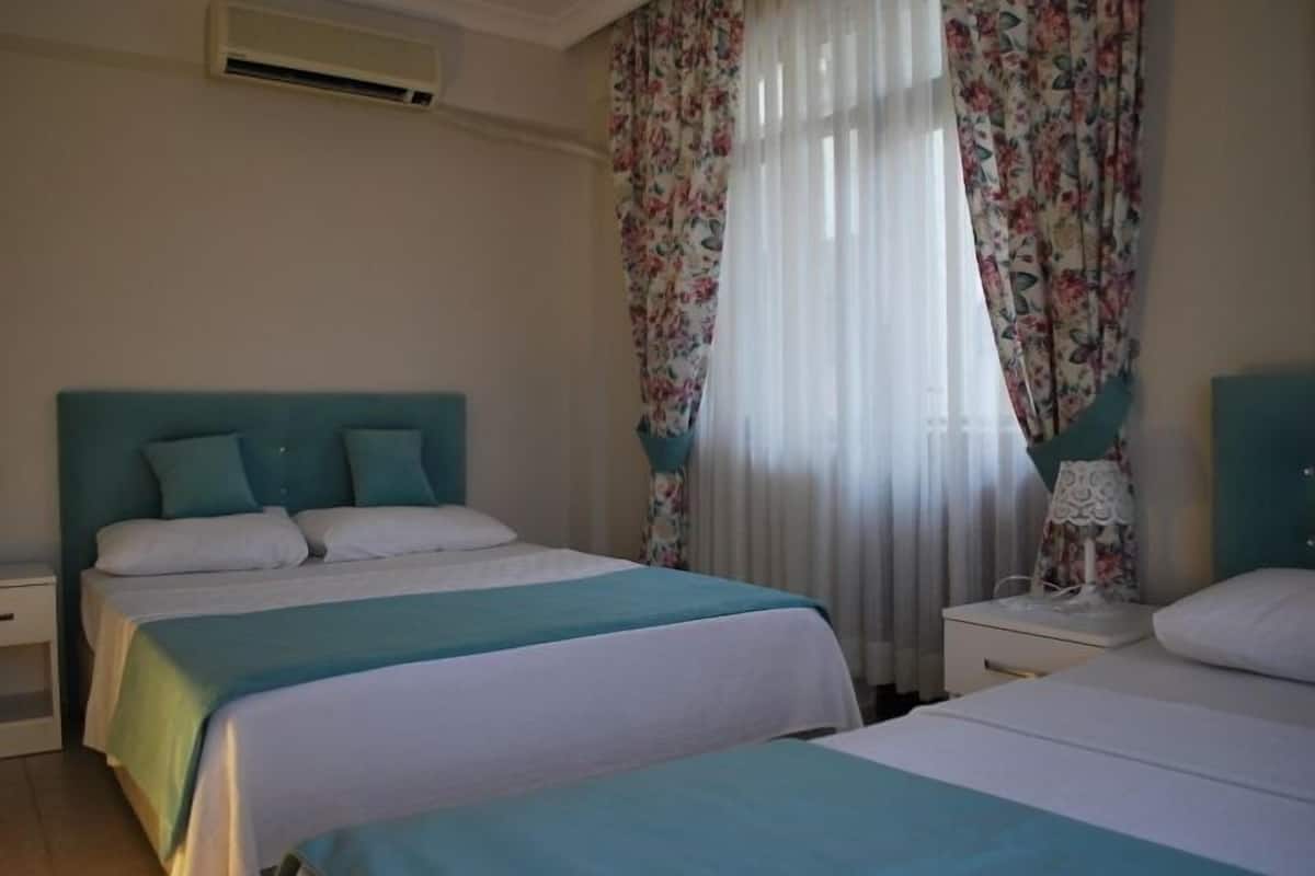 Kamar Triple | Meja kerja, kedap suara, tempat tidur bayi gratis, dan Wi-Fi gratis