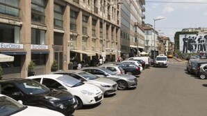 A street with parked cars and buildings with 'EuroOttica' signs. - Castello Sforzesco Suites by Brera Apartments (Milan)