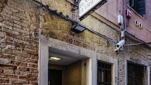 La entrada de un edificio con un letrero que dice "PENSIONE GUERRATO".