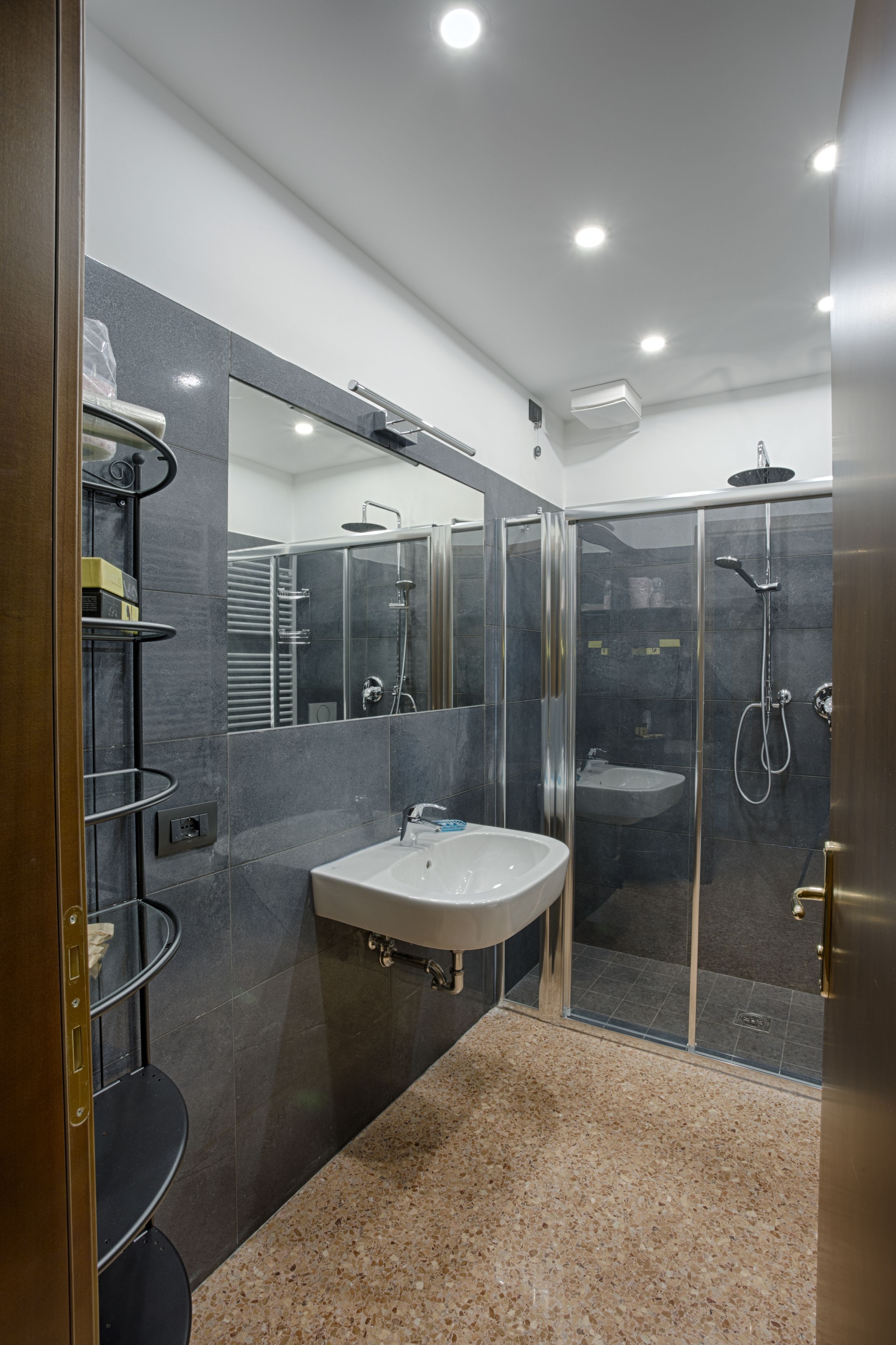 Shower, free toiletries, hair dryer, bidet