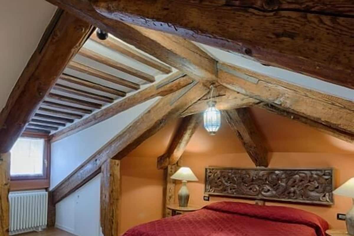 标准双人房 (Attic) | 3 多间卧室、免费 WiFi、床单