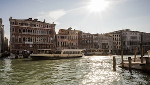 Un canal con barcos y edificios históricos.