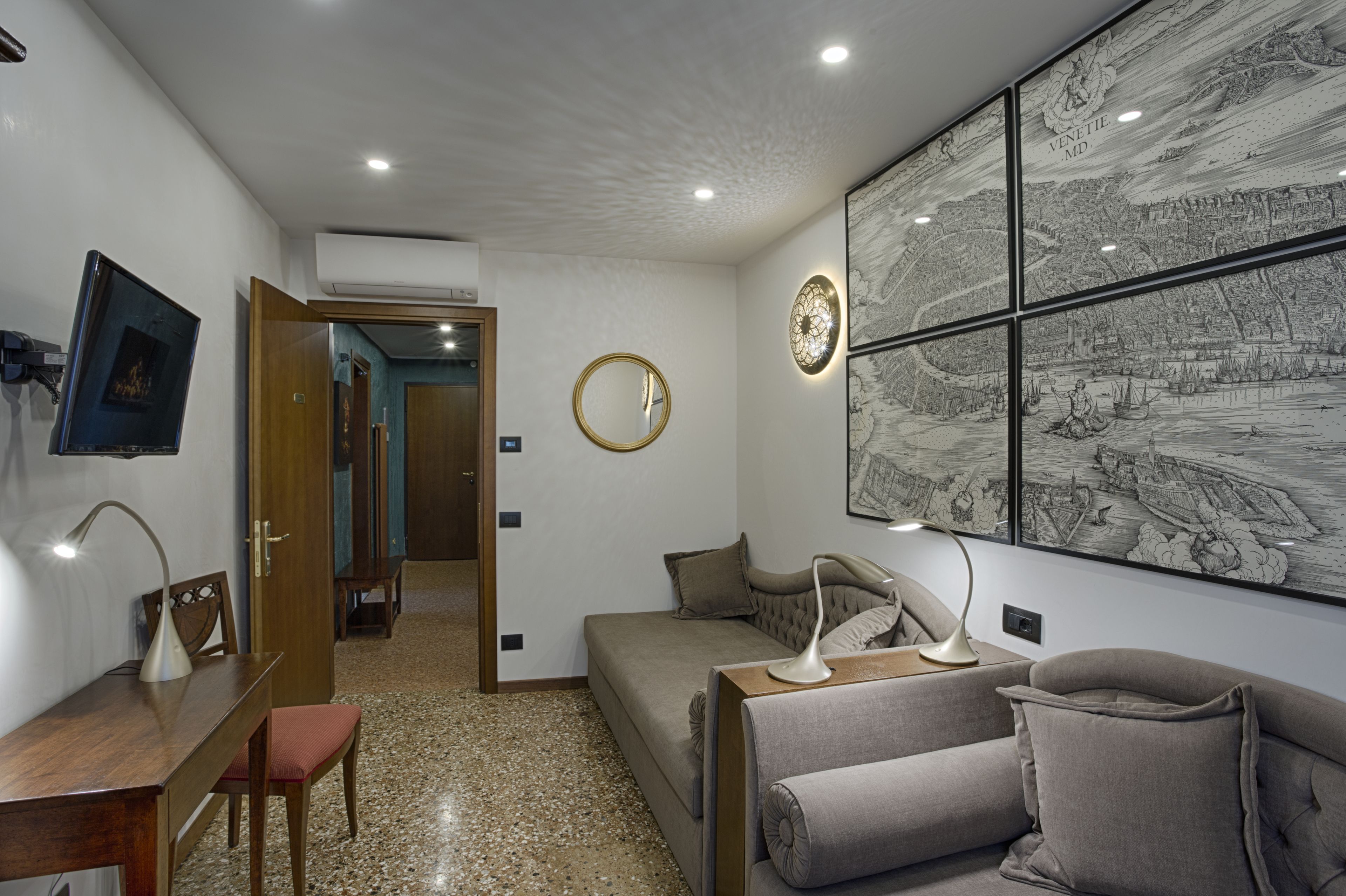 Quarto moderno com cama, mesas de cabeceira, escrivaninha e um grande mapa mural.