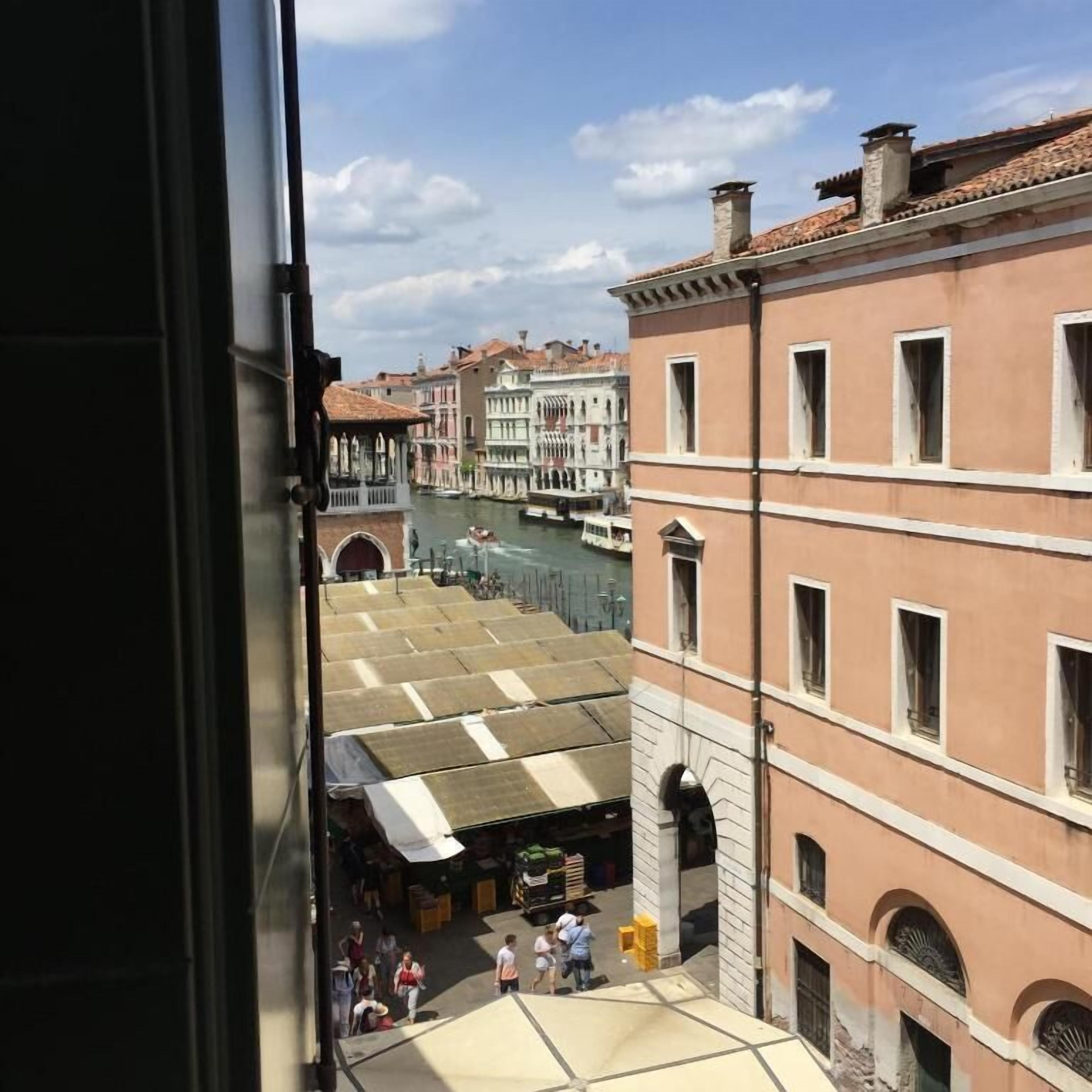 Vista de un canal con edificios y barcos.