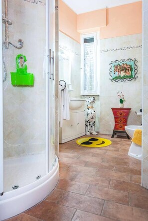Quadruple Room | Bathroom | Shower, hair dryer, bidet, towels - Casa Kita (Cortona)