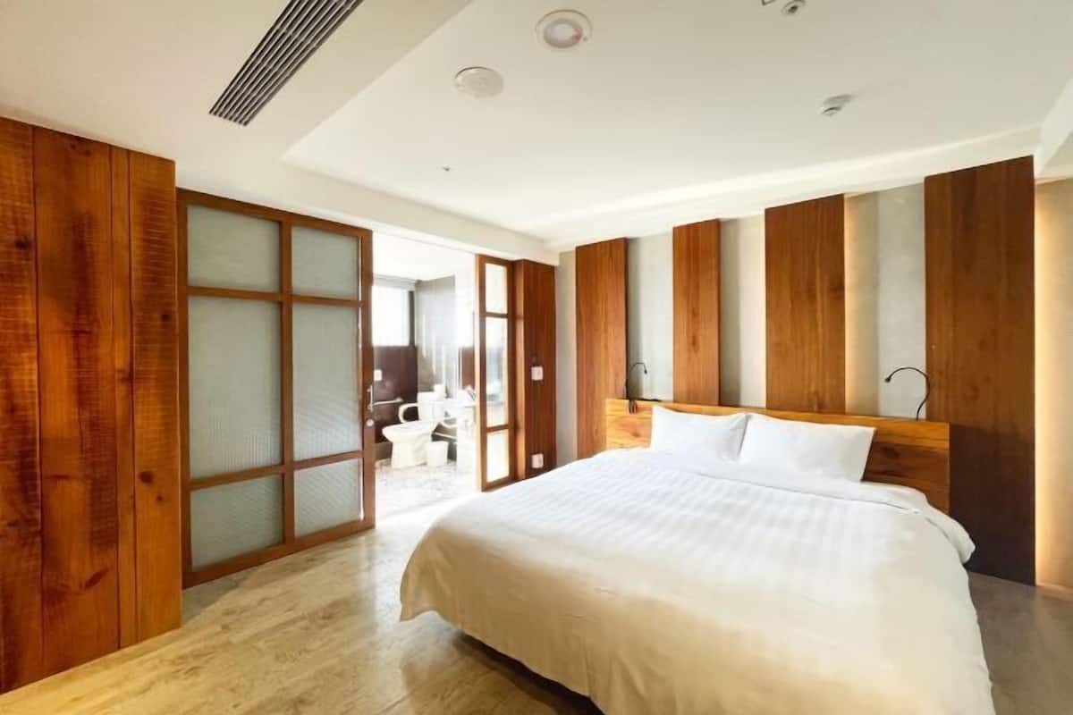 Cubrecamas, escritorio, cortinas blackout y sistema de insonorización