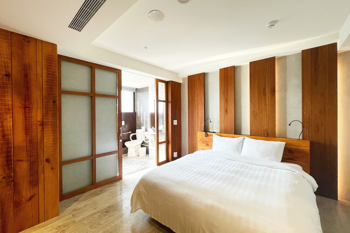 accessible double room | 1 bedroom, down duvets, desk, blackout curtains