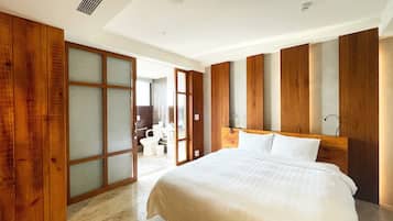 Chambre Double Supérieure | Couette en duvet d'oie, bureau, rideaux occultants