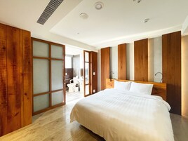 Superior tweepersoonskamer | Donzen dekbedden, een bureau, verduisterende gordijnen