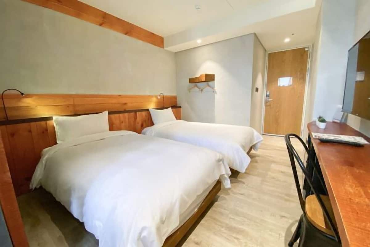 Cubrecamas, escritorio, cortinas blackout y sistema de insonorización