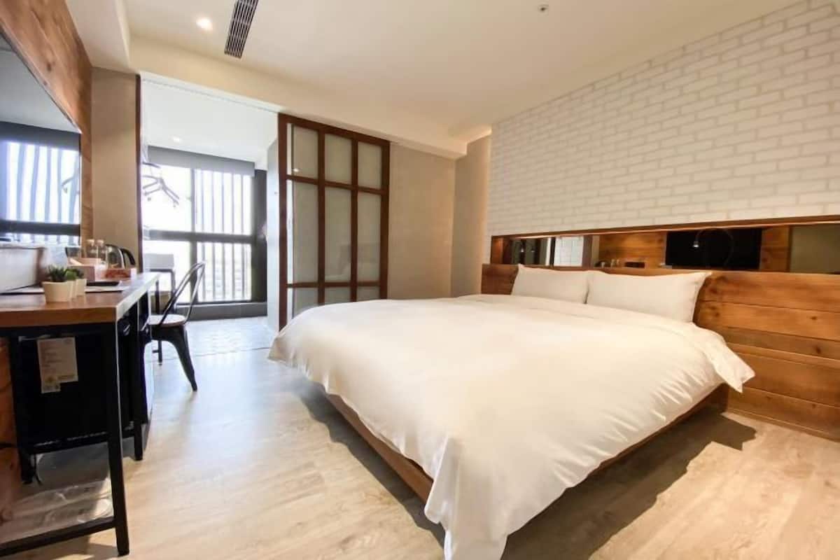 Cubrecamas, escritorio, cortinas blackout y sistema de insonorización