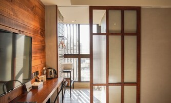 Donzen dekbedden, een bureau, verduisterende gordijnen