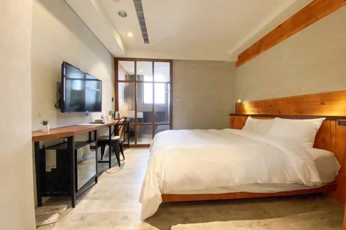 Cubrecamas, escritorio, cortinas blackout y sistema de insonorización