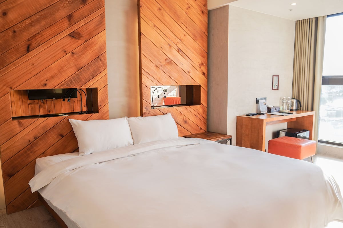 deluxe double room with parking coupon | 1 bedroom, down duvets, desk, blackout curtains