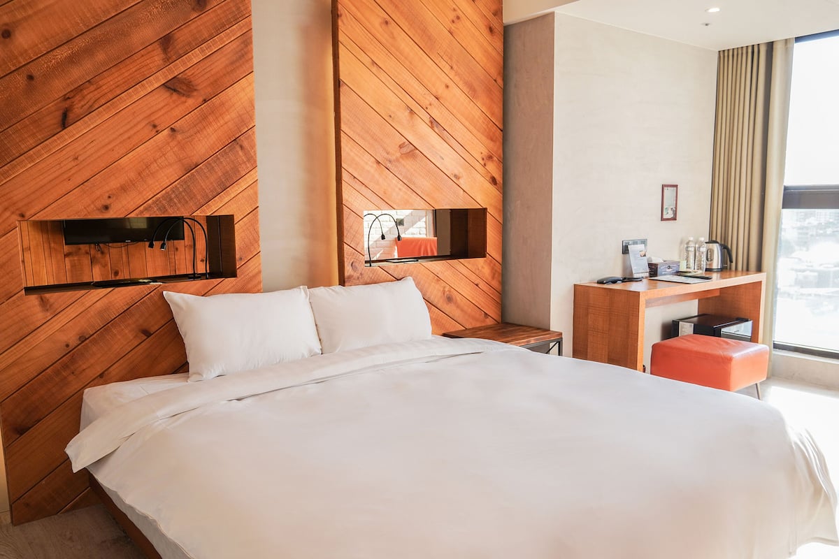 Deluxe Double Room | Gebar bulu kapas, meja, langsir/tirai gelap terus, kalis bunyi