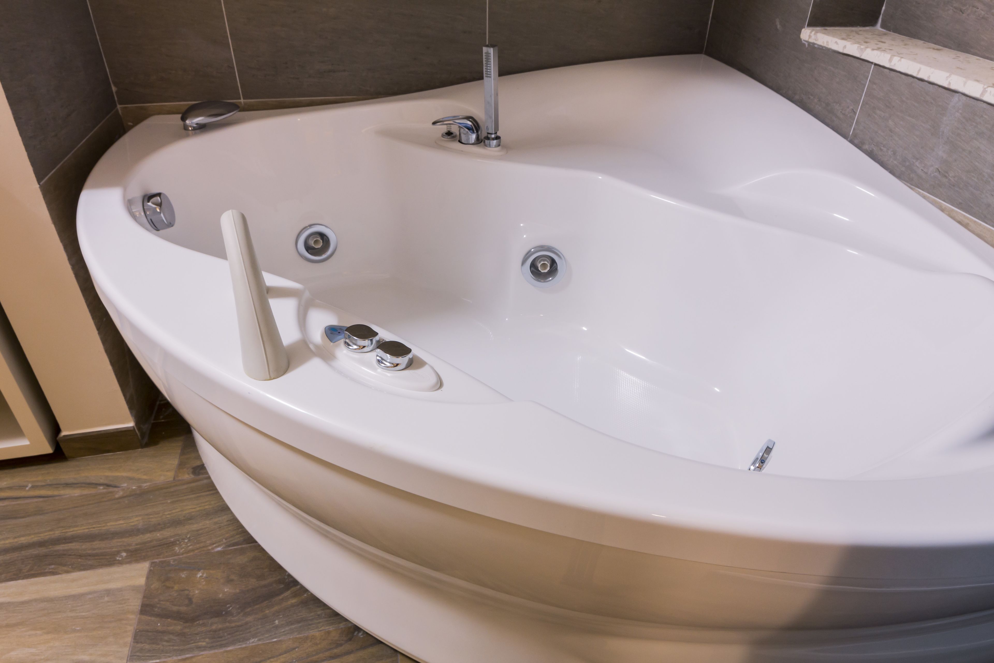 Un baño moderno con una bañera independiente, ducha integrada y tocador con espejo.