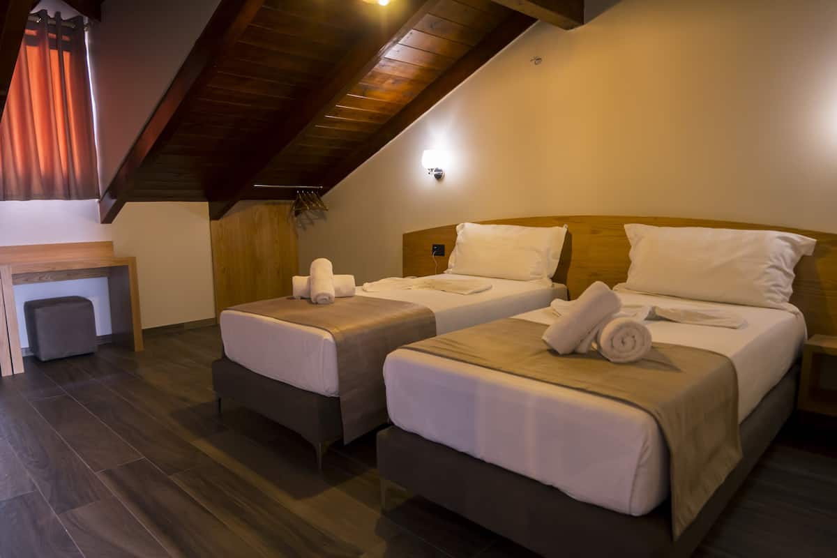 Deluxe Twin Rom with shared Terrace | Luxe beddengoed, een minibar, een kluis op de kamer, een bureau