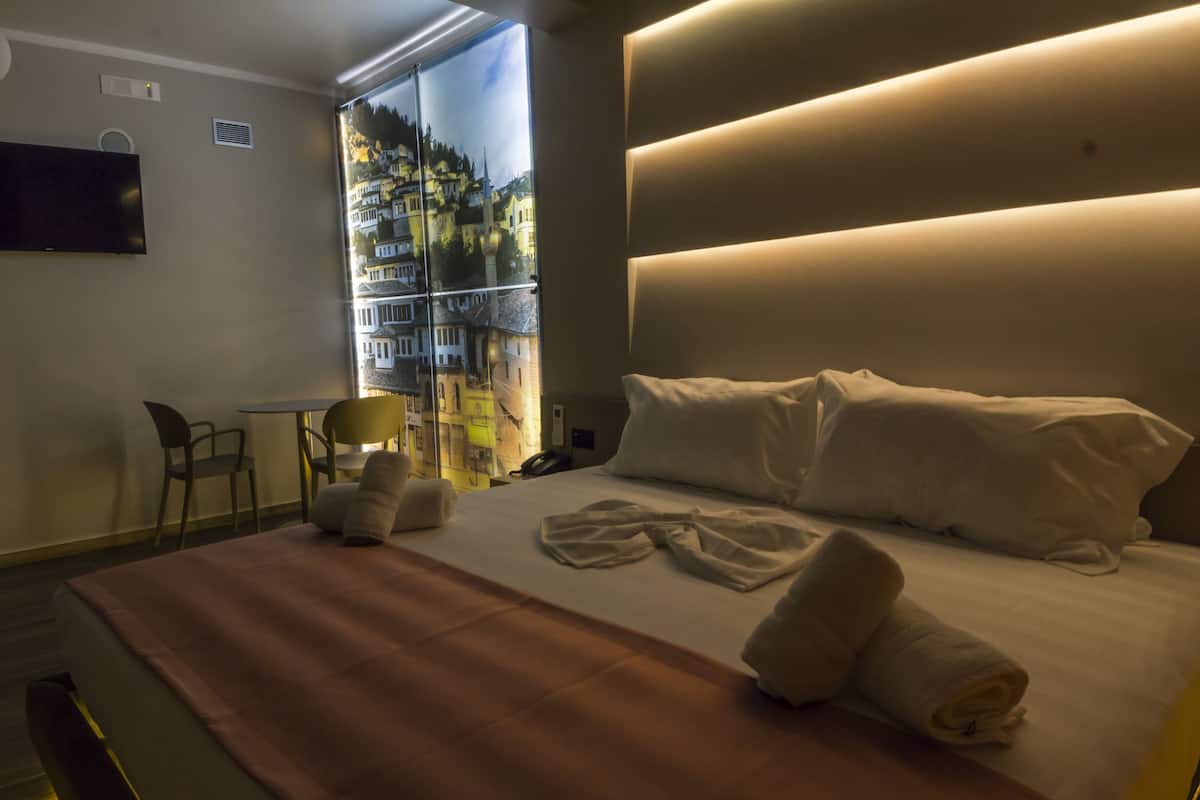 Ropa de cama de alta calidad y minibar 